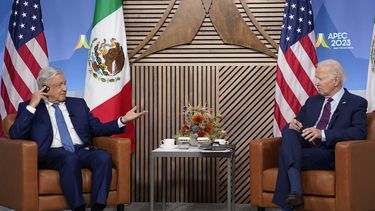 El presidente de Estados Unidos Joe Biden se reúne con su homólogo mexicano Andrés Manuel López Obrador durante la cumbr de la APEC, el 17 de noviembre de 2023, en San Francisco. (AP Foto/Evan Vucci, Archivo)