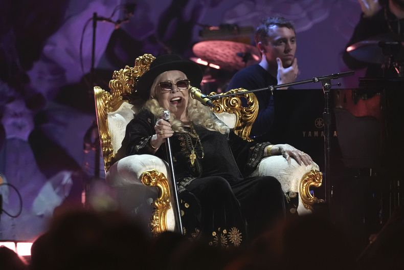 Joni Mitchell durante su presentación el concierto benéfico de FireAid el jueves 30 de enero de 2025 en The Forum en Inglewood, California. (Foto AP/Chris Pizzello)