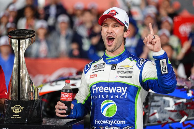 Daniel Suárez celebra después de ganar en la NASCAR Cup Series, el domingo 24 de mayo de 2026, en Charlotte, Carolina del Norte. (AP Foto/Matt Kelley)