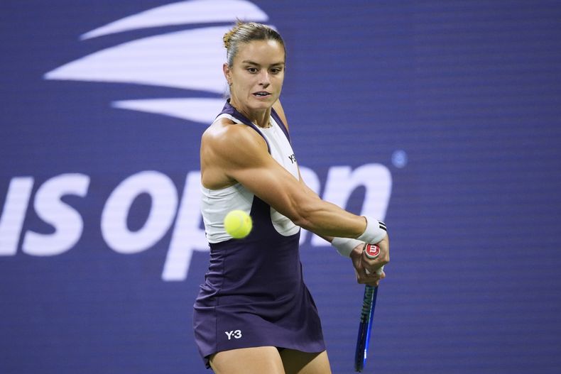 Maria Sakkari, de Grecia, devuelve un tiro contra Beatriz Haddad Maia, de Brasil, durante la tercera ronda del Abierto de Estados Unidos, el sábado 30 de agosto de 2025, en Nueva York. (AP Foto/Pamela Smith)