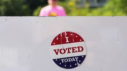 Una calcomanía que dice Hoy voté en Olbrich Gardens, Wisconsin, el martes 11 de agosto de 2026. (AP Foto/Nam Y. Huh)