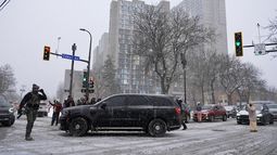 Activistas confrontan a un grupo de agentes del Servicio de Inmigración y Control de Aduanas en el barrio mayoritariamente somalí de Cedar-Riverside, en Minneapolis, el martes 9 de diciembre de 2025. (AP Foto/Mark Vancleave) Activistas confrontan a un grupo de agentes del Servicio de Inmigración y Control de Aduanas en el barrio mayoritariamente somalí de Cedar-Riverside, en Minneapolis, el martes 9 de diciembre de 2025. (AP Foto/Mark Vancleave)