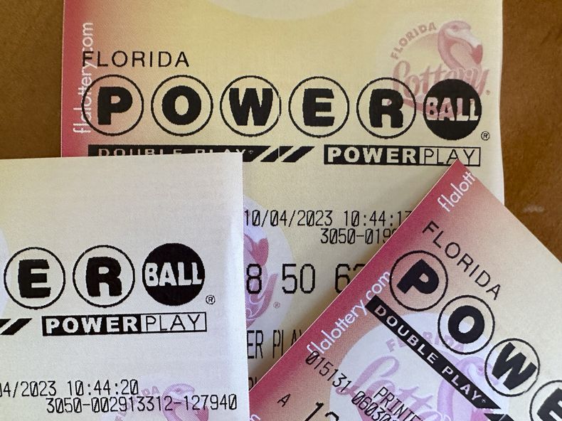 En esta imagen de archivo, boletos de la lotería Powerball dispuestos para una fotografía, el 4 de octubre de 2023, en Surfside, Florida. (AP Foto/Wilfredo Lee, archivo)