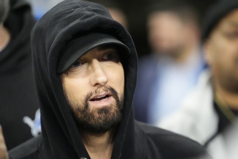 ARCHIVO - Eminem previo al partido de fútbol americano de comodines de postemporada de la NFL, el 14 de enero de 2024, en Detroit. (Foto AP/Paul Sancya, archivo)