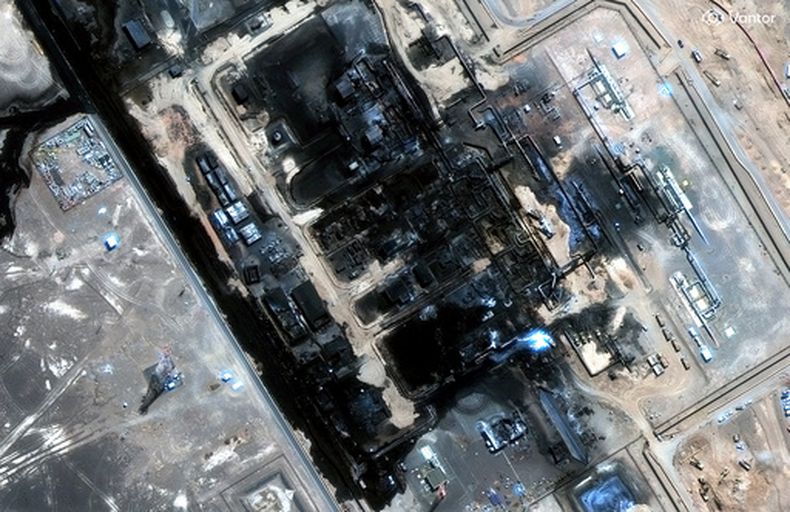 ARCHIVO – En esta imagen satelital, proporcionada por Vantor el 13 de septiembre de 2026, se muestran las secuelas del reciente ataque con drones contra el oleoducto Este-Oeste en Arabia Saudí. (Imagen satelital ©2026 Vantor vía AP, Archivo)