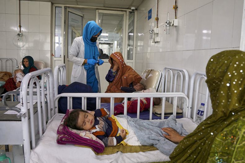 ARCHIVO – Mujeres afganas cuidan a sus hijos en el pabellón de desnutrición del hospital infantil Indira Gandhi en Kabul, Afganistán, el 15 de febrero de 2026. (AP Foto/Siddiqullah Alizai, Archivo)