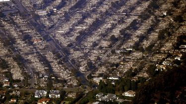 Se ven casas quemadas mientras algunas aún están en pie, el jueves 9 de enero de 2025, en la sección Pacific Palisades de Los Ángeles. (Foto AP/Mark J. Terrill)
