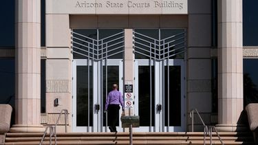 Un hombre ingresa al edificio de la Corte Suprema de Arizona, el 10 de abril de 2024, en Phoenix. (AP Foto/Matt York, Archivo)