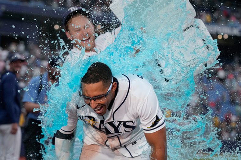 El pelotero de los Rays de Tampa Bay, Richie Palacios (al frente), es bañado con agua por Taylor Walls después de que Palacios conectara un sencillo de oro (walk-off) ante el lanzador de los Medias Rojas de Boston, Garrett Whitlock, durante la novena entrada de un partido de béisbol el sábado 19 de septiembre de 2026, en San Petersburgo, Florida. (Foto AP/Chris OMeara)