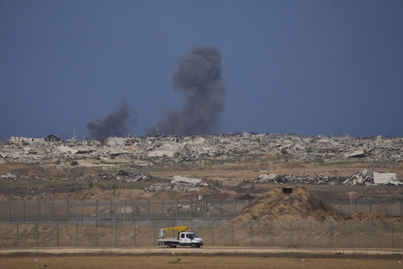 Sale humo de un lugar atacado por Israel en la Franja de Gaza el 3 de septiembre del 2025. (AP foto/Ariel Schalit)