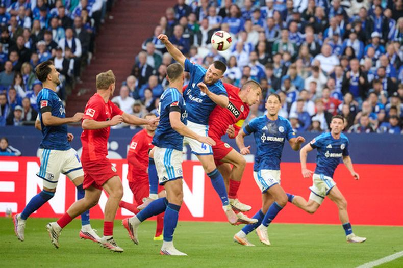 Hasan Kuruçay del Schalke y Lukas Pinckert del Elversberg saltan para cabecear un balón en el encuentro de la Bundesliga el domingo 20 de septiembre del 2026. (Bernd Thissen/dpa via AP)