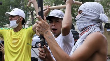 Manifestantes protestan contra la aprobación de una reforma a la ley de jubilaciones enfocada en la supervisión y administración de fondos públicos y privados de pensiones, en Asunción, Paraguay, el miércoles 13 de diciembre de 2023. (AP Foto/Marta Escurra)