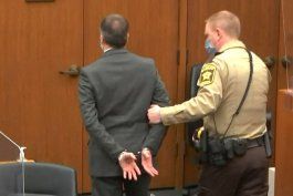 Esta captura de pantalla obtenida de la transmisión de video a través de Court TV, muestra al ex oficial de policía de Minneapolis Derek Chauvin siendo llevado esposado después de que se leyó el veredicto en su juicio por el asesinato de George Floyd,
