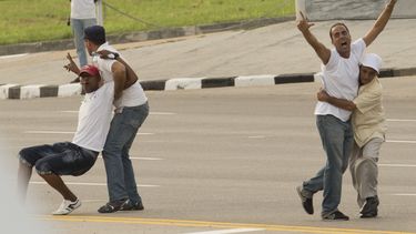 activistas detenidos por acercarse al papa mantienen huelga de hambre
