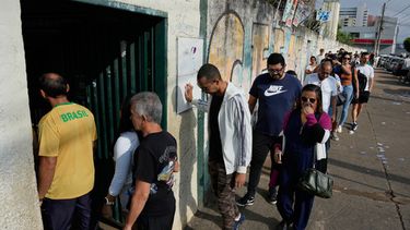 Votantes hacen fila en una casilla electoral durante los comicios generales, el domingo 4 de octubre de 2026, en Brasilia, Brasil. (AP Foto/Eraldo Peres)