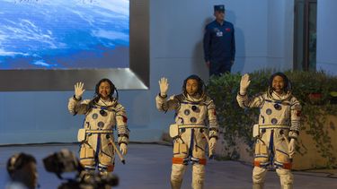 ARCHIVO - Los astronautas chinos (de izquierda a derecha) Wang Haoze, Cai Xuzhe y Song Lingdong saludan antes de partir al espacio a bordo de la misión Shenzhou-19, en el centro de lanzamiento de Jiuquan, en el noroeste de China, el 30 de octubre de 2024. (AP Foto/Ng Han Guan, archivo)