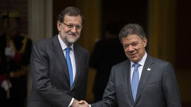 americateve | El presidente de Colombia, Juan Manuel Santos, a la derecha, estrecha la mano del presidente de Espa&ntilde;a, Mariano Rajoy, a la izquierda mientras posan para la prensa antes de una reuni&oacute;n en el Palacio de la Moncloa, en madrid, Espa&ntilde;a, e