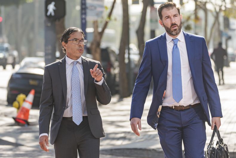 El Dr. Mark Chávez, un médico de San Diego, izquierda, acusado en relación con la muerte del actor Matthew Perry por una sobredosis accidental de ketamina, con su abogado defensor criminal Matthew Binninger llegan para una audiencia en el tribunal federal en Los Ángeles el miércoles 2 de octubre de 2024. (Foto AP/Damian Dovarganes)