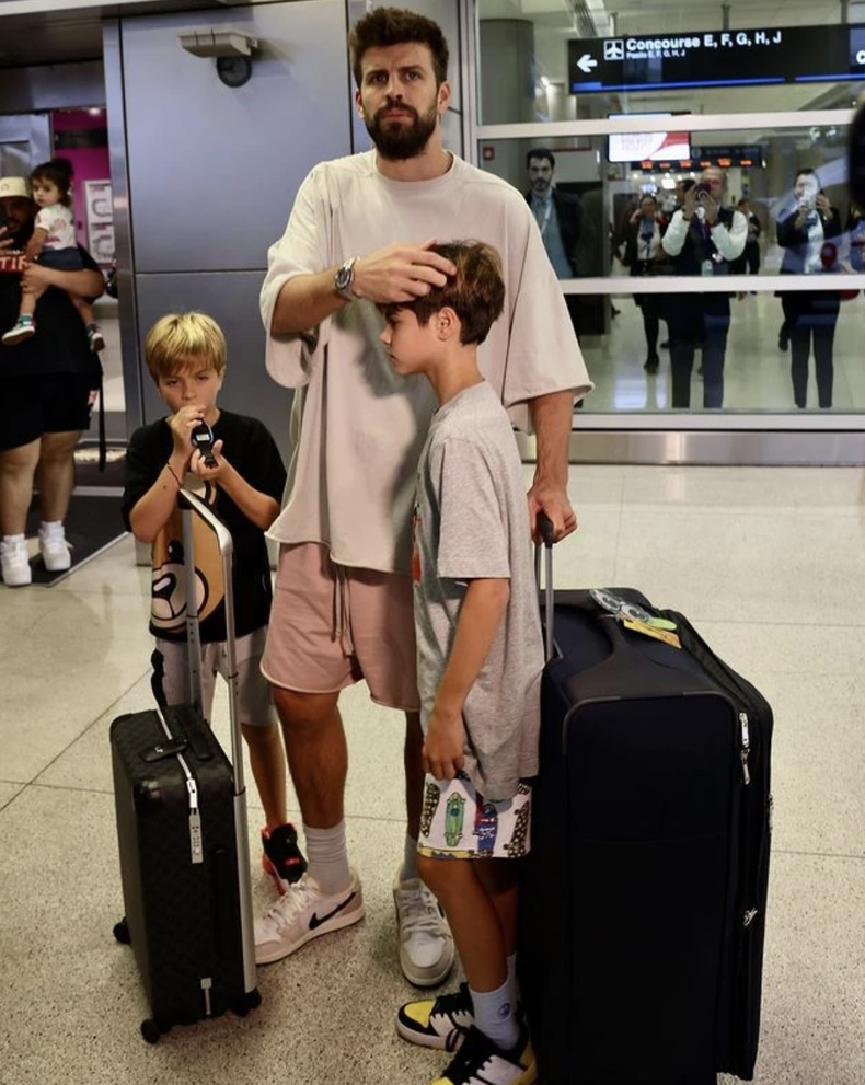 Gerard Piqué fue captado junto a sus hijos en el aeropuerto de Miami para regresarlos con Shakira, tras los 10 días que le corresponde pasar con ellos por acuerdo. (Foto: Redes).