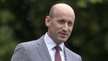 El subjefe de despacho de la Casa Blanca, Stephen Miller, habla con reporteros fuera de la Casa Blanca, el viernes 9 de mayo de 2025, en Washington. (AP Foto/Mark Schiefelbein)