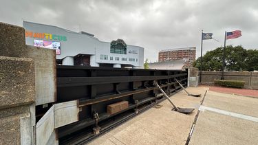 Una compuerta contra inundaciones bloquea el acceso desde la zona costera a Main Street en Norfolk, Virginia, cuando una tormenta del noreste se traslada por la costa, el jueves 24 de septiembre de 2026. (Foto AP/Allen G. Breed)