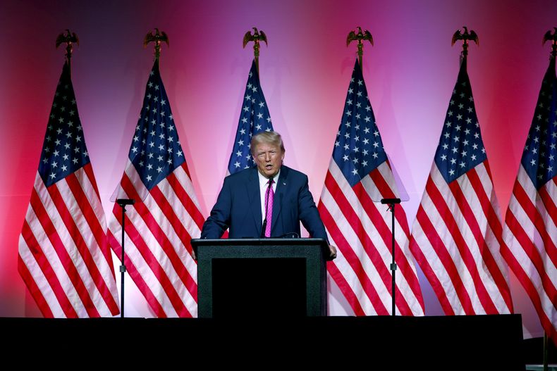 En esta imagen de archivo, el expresidente de Estados Unidos, Donald Trump, interviene en una cena del Partido Republicano en el condado de Oakland, el 25 de junio de 2023, in Novi, Michigan. (AP Foto/Al Goldis)
