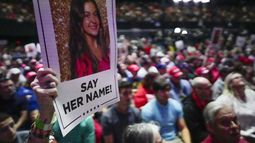 ARCHIVO - Un partidario sostiene un cartel con una foto de Laken Riley y la frase ¡Diga su nombre! antes de que el candidato republicano a la presidencia, Donald Trump, hable en un mitin de campaña el 9 de marzo de 2024 en Rome, Georgia. (AP Foto/Mike Stewart, Archivo)