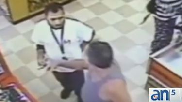 americateve | Hoy se presentó en corte el hombre que noqueó con un solo golpe a un cliente en un mercado de Miami Beach. Mientras la victima permanece en el hospital en estado de coma.
