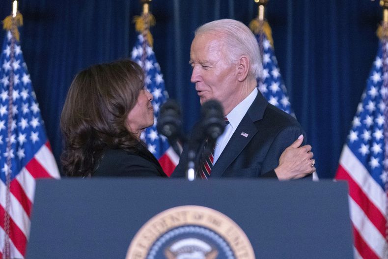 La vicepresidenta de EEUU, Kamala Harris, a la izquierda, habla con el presidente, Joe Biden, en la recepción festiva del Comité Nacional Demócrata en el hotel Willard de Washington, el domingo 15 de diciembre de 2024. (AP Foto/Jose Luis Magana)