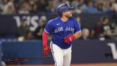 El mexicano Alejandro Kirk observa la pelota al conectar un jonrón por los Azulejos de Toronto en el duelo del viernes 28 de abril de 2023, ante los Marineros de Seattle (Chris Young/The Canadian Press via AP)