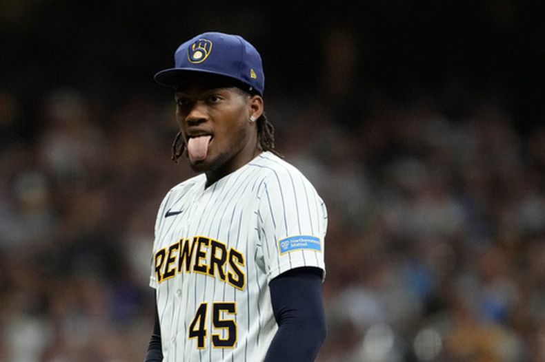 El dominicano Abner Uribe, de los Cerveceros de Milwaukee, muestra la lengua en el juego ante los Mellizos de Minnesota, el sábado 8 de agosto de 2026 (AP Foto/Aaron Gash)