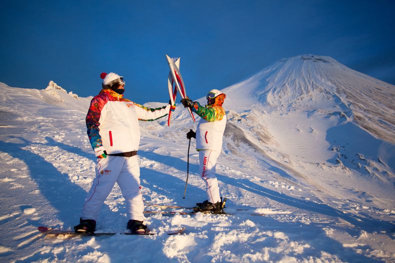 Dos personas portan la antorcha ol&iacute;mpica de los Juegos de Invierno de Sochi el martes, 12 de noviembre de 2013, en el volc&aacute;n Avachinsky, en la pen&iacute;nsula Kamchtka, Rusia. Foto suministrada por Olympictorch2014.com. (AP Photo/Olympictor
