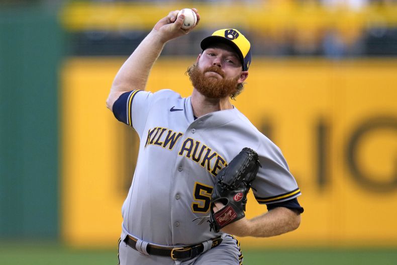 Brandon Woodruff, abridor de los Cerveceros de Milwaukee, lanza en el juego del martes 5 de septiembre de 2023, ante los Piratas de Pittsburgh (AP Foto/Gene J. Puskar)