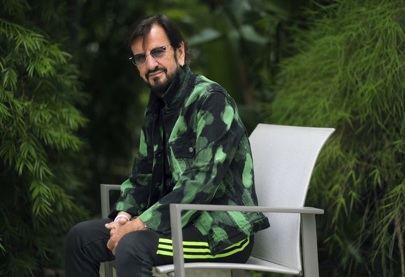 Ringo Starr posa para un retrato el 5 de septiembre de 2023, en el Hotel Sunset Marquis en West Hollywood, California, para promover su EP Rewind Forward que será lanzado el 13 de octubre. (Foto AP/Chris Pizzello)