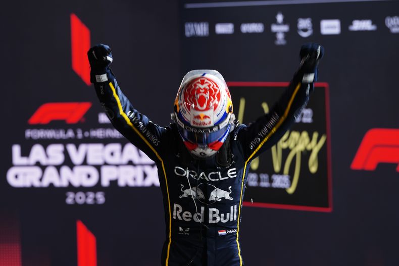 El holandés Max Verstappen, de Red Bull, festeja tras conquistar el Gran Premio de Las Vegas, el sábado 22 de noviembre de 2025 (AP Foto/Eric Gay)