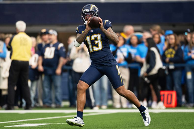 ARCHIVO - Foto del 30 de noviembre del 2025, el receptor de los Chargers de Los Ángeles Keenan Allen atrapa un balón durante el encuentro ante los Raiders de Las Vegas. (AP Foto/Kyusung Gong, Archivo)