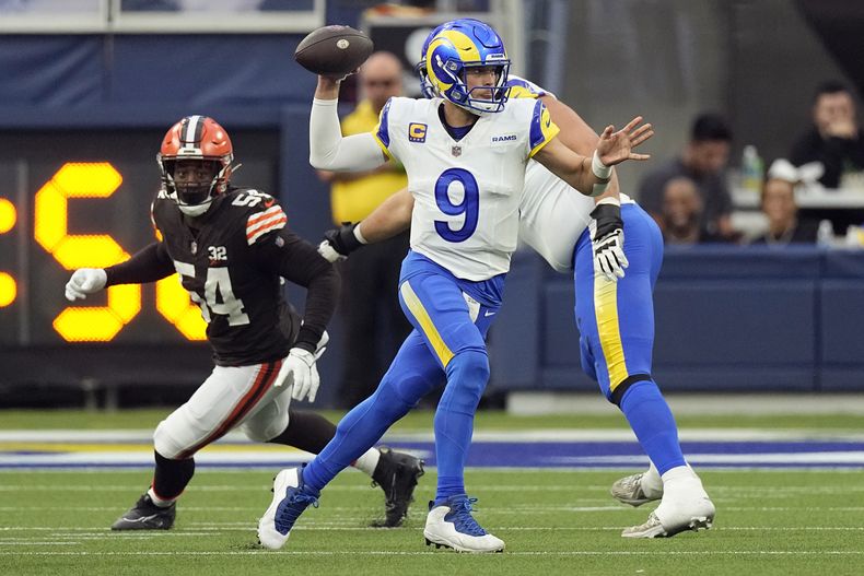 Matthew Stafford (9), quarterback de los Rams de Los Ángeles, lanza en el partido de la NFL en contra de los Browns de Cleveland durante la primera mitad, el domingo 3 de diciembre de 2023, en Inglewood, California. (AP Foto/Mark J. Terrill)