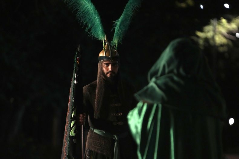 Actores interpretan una obra tradicional, llamada Tazieh, sobre la Batalla de Kerbala (en el Irak actual) en el siglo VII, en la que, según la tradición chií, murieron el imán Hussein -- nieto del profeta Mahoma -- y 72 de sus acompañantes, en Teherán, Irán, el 15 de julio de 2024. (AP Foto/Vahid Salemi)