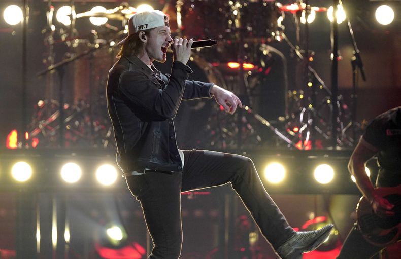 ARCHIVO - Morgan Wallen actúa durante la 56ª edición de los premios CMA en Nashville, Tennessee, el 9 de noviembre de 2022. (Foto AP/Mark Humphrey, archivo)