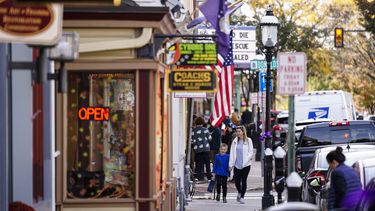 Una serie de negocios pequeños en Doylestown, Pensilvania, el 4 de noviembre del 2021. (AP foto/Matt Rourke)
