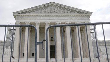 La Corte Suprema durante una protesta en el exterior del recinto al tiempo que los jueces se preparan para escuchar los argumentos sobre si el expresidente Donald Trump puede evitar ser procesado por su intento de revertir su derrota electoral de 2020 ante el demócrata Joe Biden, en el Capitolio, el jueves 25 de abril de 2024, en Washington. (AP Foto/Mariam Zuhaib)