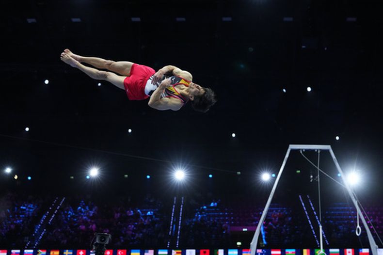 El japonés Daiki Hashimoto compite en los anillos durante la final del Mundial de gimnasia en Rotterdam, Holanda, el martes 20 de octubre de 2026 (AP Foto/Francisco Seco)