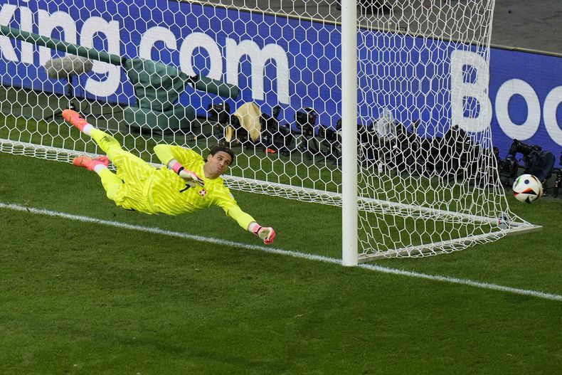 ARCHIVO -El portero suizo Yann Sommer se lanza para intentar una atajada durante un partido de cuartos de final entre Inglaterra y Suiza en el torneo de fútbol Eurocopa 2024 en Düsseldorf, Alemania, el 6 de julio de 2024. (AP Foto/Hassan Ammar, Archivo)