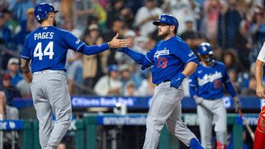 Max Muncy (derecha), de los Dodgers de Los Ángeles, celebra con el cubano Andy Pages tras conectar un jonrón en el juego ante los Filis de Filadelfia, el martes 21 de julio de 2026 (AP Foto/Chris Szagola)