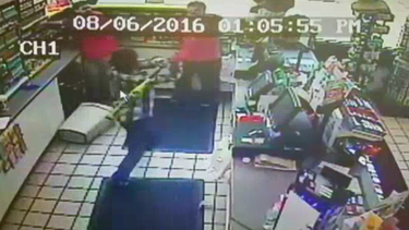 salvaje ataque a batazos durante un asalto en florida city  queda captado en camara