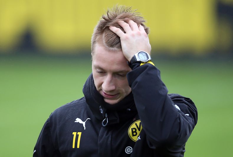 El jugador de Borussia Dortmund, Marco Reus, participa en un entrenamiento el jueves, 18 de diciembre de 2014, en Dortmund, Alemania. (AP Photo/dpa, Friso Gentsch)