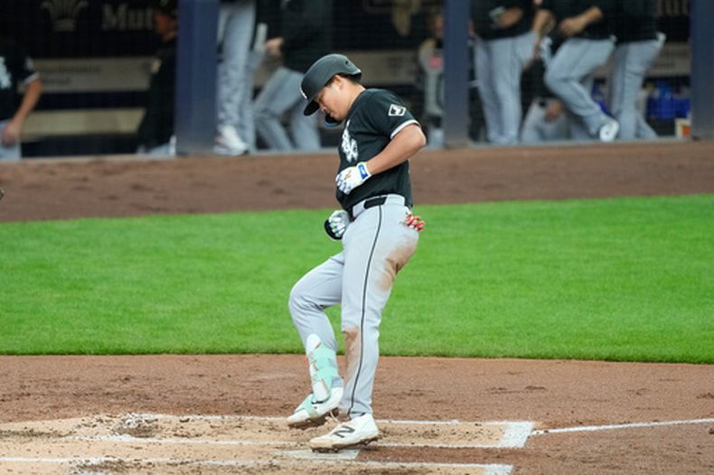 El japonés Munetaka Murakami, de los Medias Blancas de Chicago, anota tras un jonrón durante la segunda entrada de un juego de béisbol contra los Cerveceros de Milwaukee, el domingo 29 de marzo de 2026, en Milwaukee. (Foto AP/Kayla Wolf)