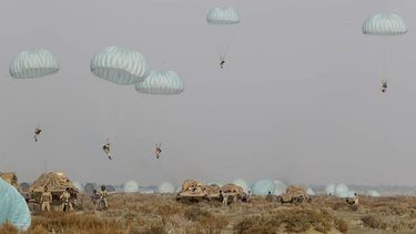 Irán inicia maniobras terrestres en el Golfo de Omán