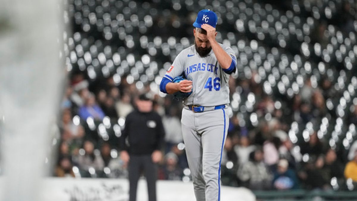 Fanático cae en bullpen de los visitantes durante juego Reales-Medias ...