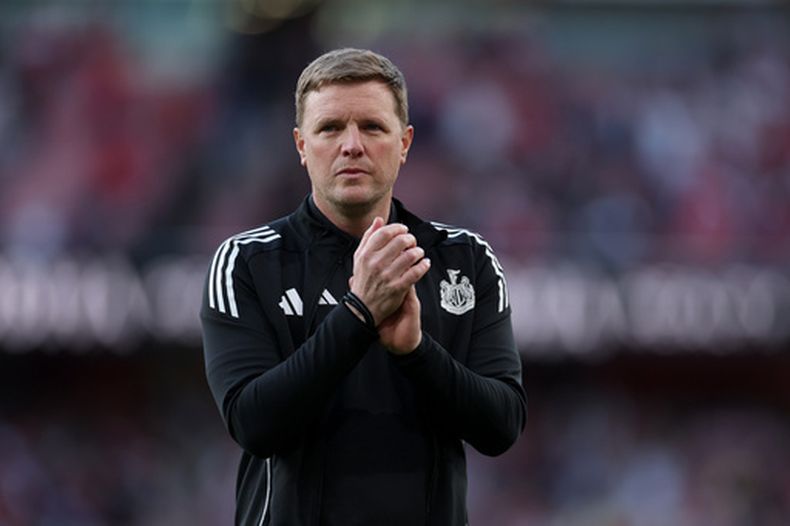 ARCHIVO - El técnico de Newcastle Eddie Howe aplaude a los hinchas al final del partido contra Arsenal en la Liga Premier, el 25 de abril de 2026. (AP Foto/Ian Walton)